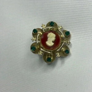 Coro cameo 1940s red and green colored stone gold Brooch 1946